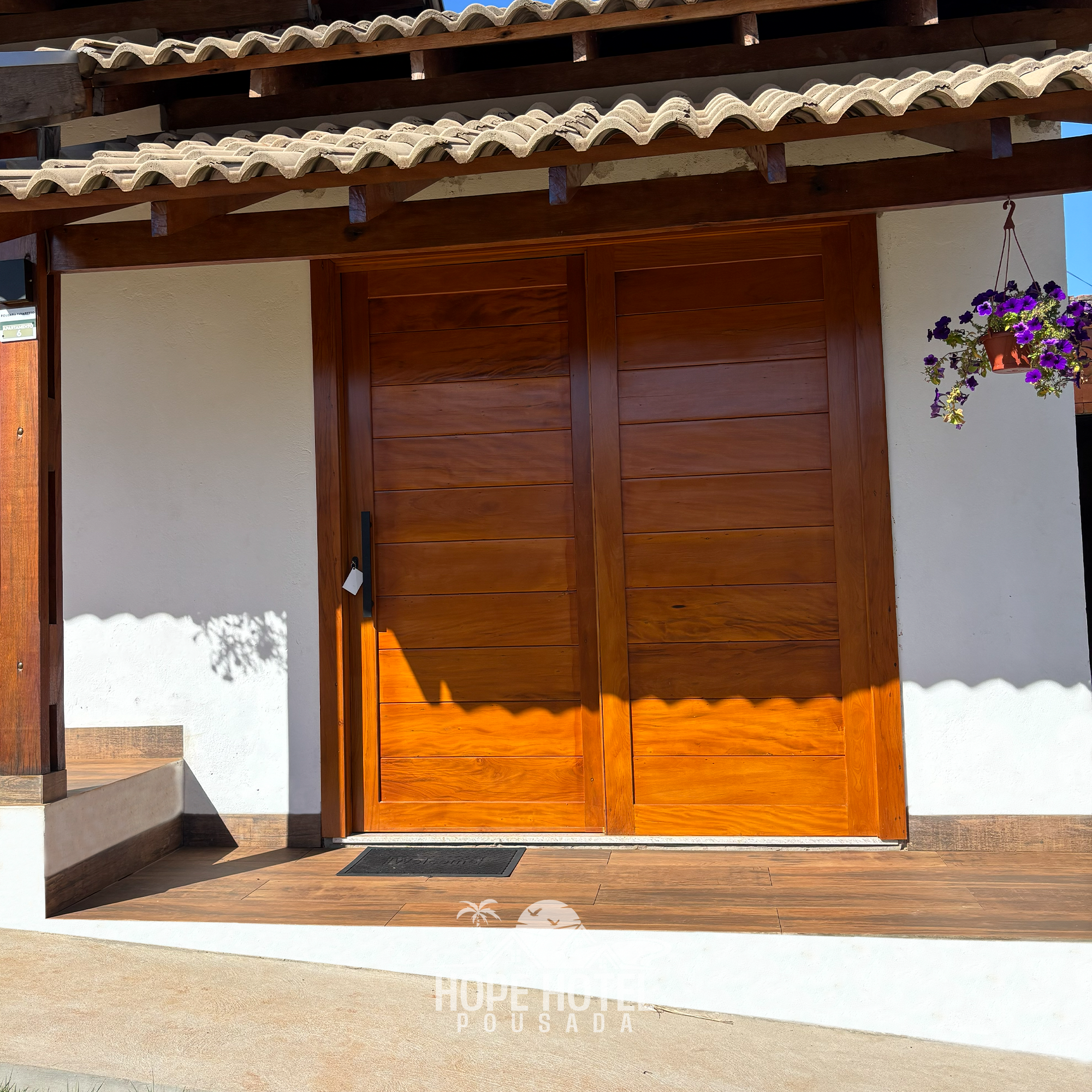 Imagem principal do quarto com duas camas de solteiro e ar condicionado.